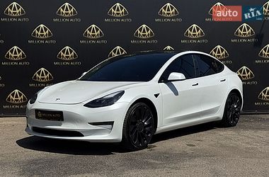 Седан Tesla Model 3 2021 в Киеве