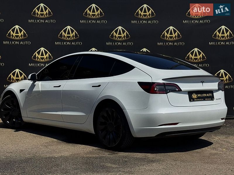 Седан Tesla Model 3 2021 в Киеве