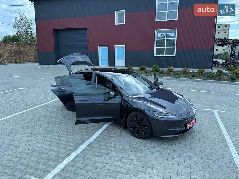 Седан Tesla Model 3 2024 в Дубні