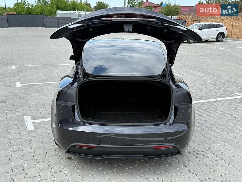 Седан Tesla Model 3 2024 в Дубні
