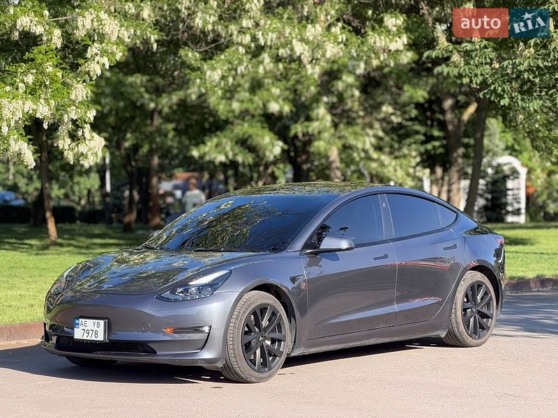 Седан Tesla Model 3 2023 в Кам'янському