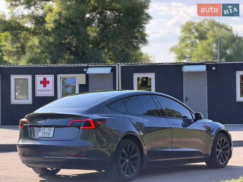 Седан Tesla Model 3 2023 в Кам'янському