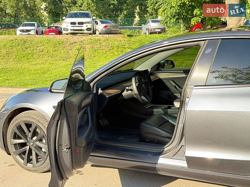 Седан Tesla Model 3 2023 в Кам'янському