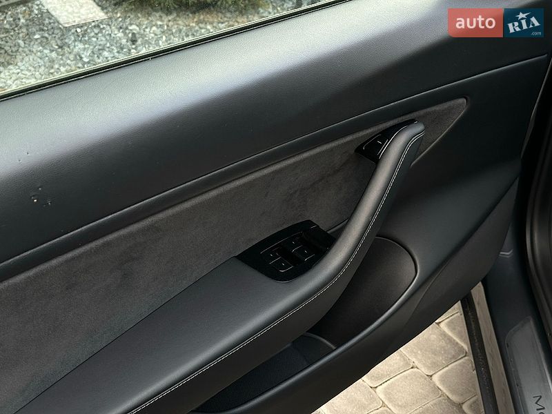 Седан Tesla Model 3 2020 в Львове