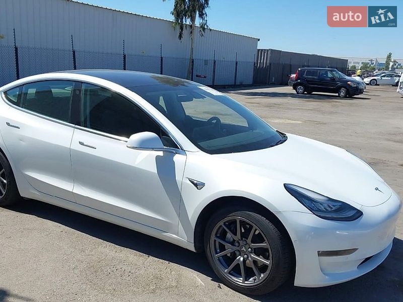 Седан Tesla Model 3 2019 в Львове
