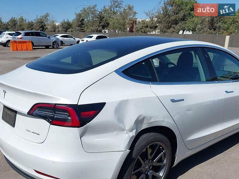 Седан Tesla Model 3 2019 в Львове