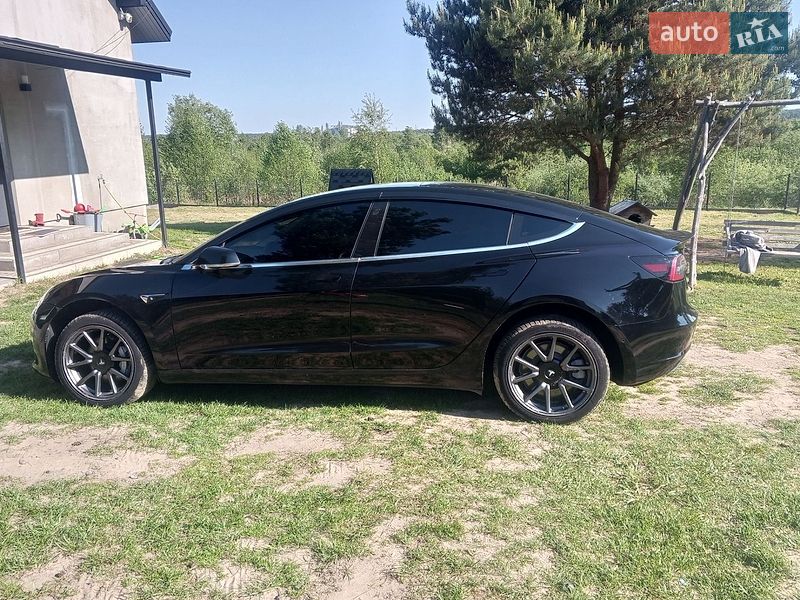 Седан Tesla Model 3 2019 в Новояворівську