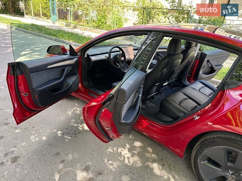 Седан Tesla Model 3 2022 в Золочеві