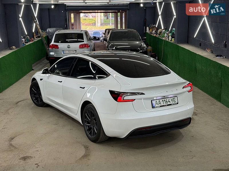 Седан Tesla Model 3 2025 в Киеве