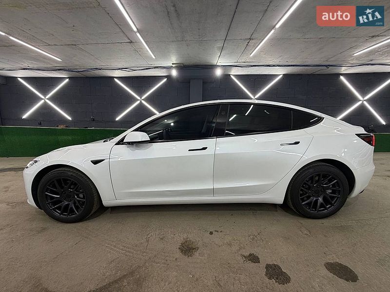 Седан Tesla Model 3 2025 в Киеве