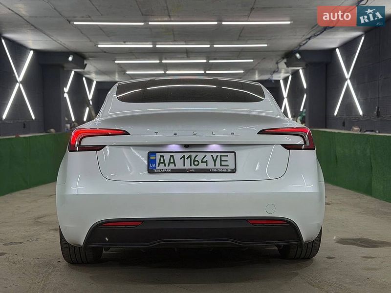 Седан Tesla Model 3 2025 в Киеве