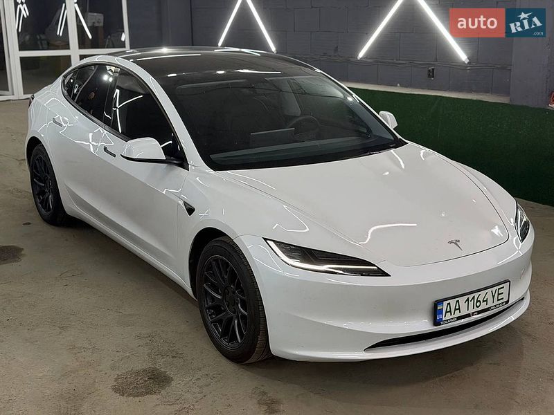 Седан Tesla Model 3 2025 в Киеве