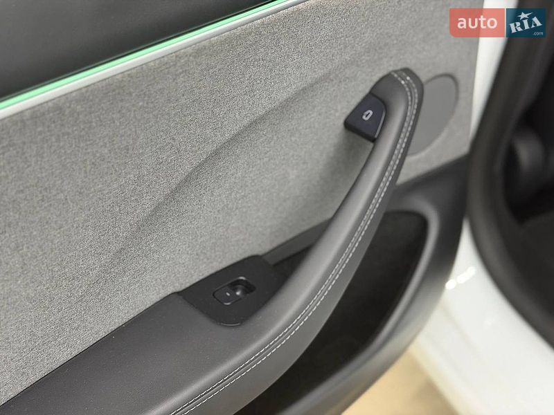 Седан Tesla Model 3 2025 в Киеве