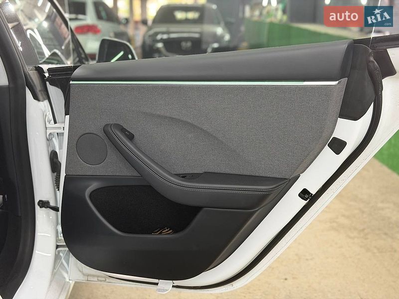Седан Tesla Model 3 2025 в Киеве