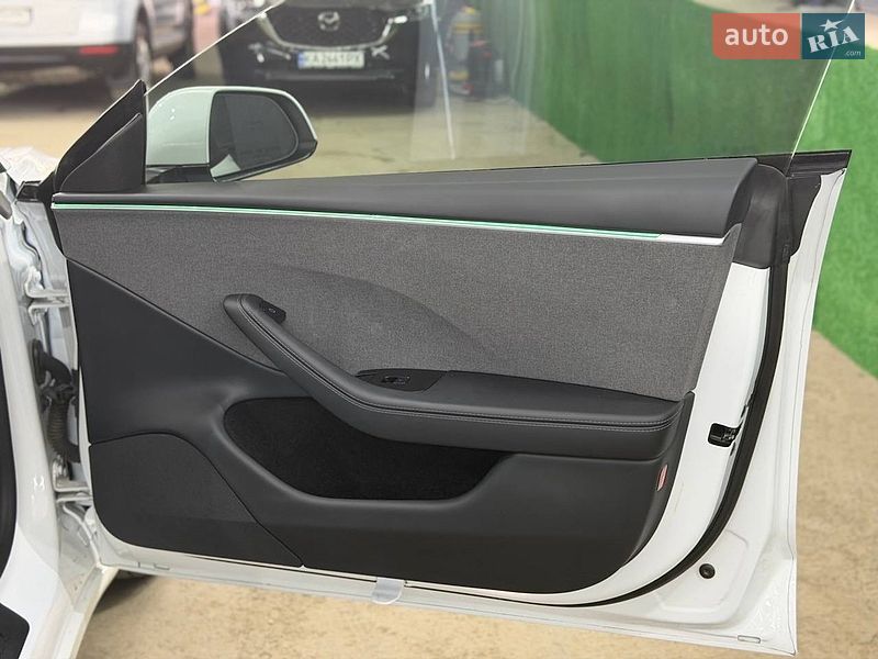 Седан Tesla Model 3 2025 в Киеве