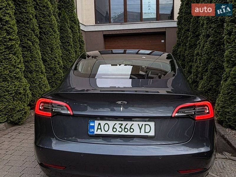 Седан Tesla Model 3 2022 в Ужгороді