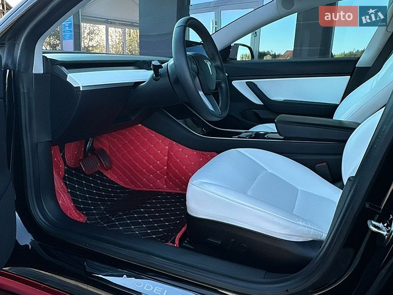 Седан Tesla Model 3 2019 в Львове