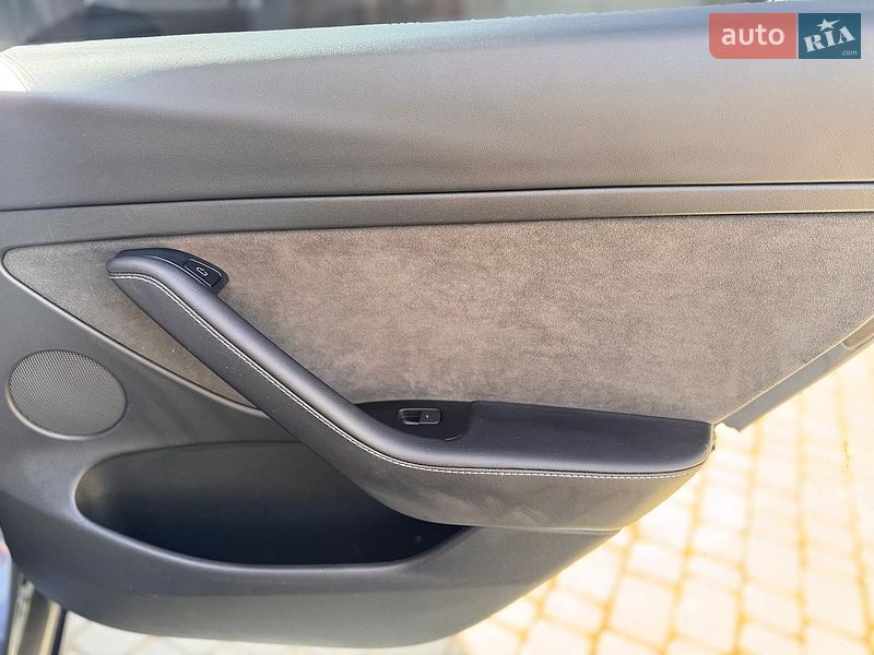 Седан Tesla Model 3 2022 в Львове