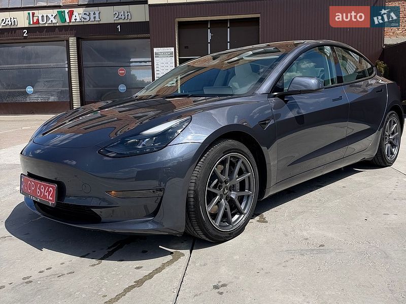 Седан Tesla Model 3 2023 в Львові