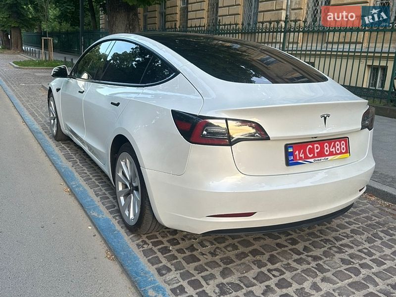 Седан Tesla Model 3 2023 в Львові
