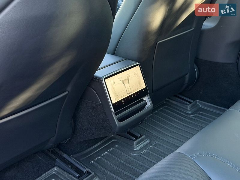 Седан Tesla Model 3 2024 в Львові