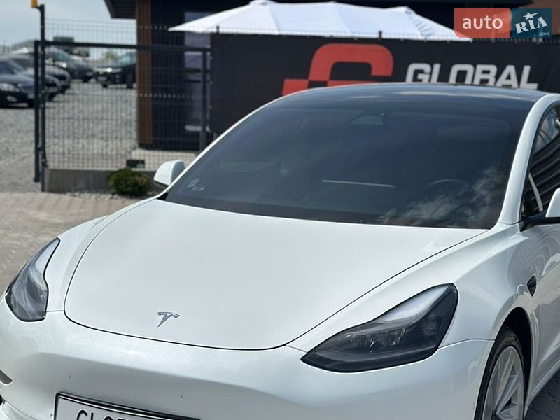 Седан Tesla Model 3 2021 в Ровно