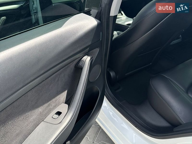 Седан Tesla Model 3 2021 в Ровно