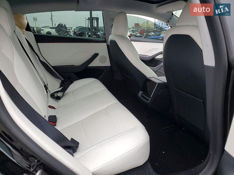 Седан Tesla Model 3 2024 в Львові