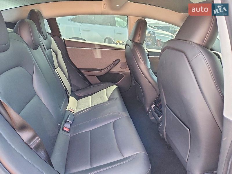 Седан Tesla Model 3 2024 в Львове
