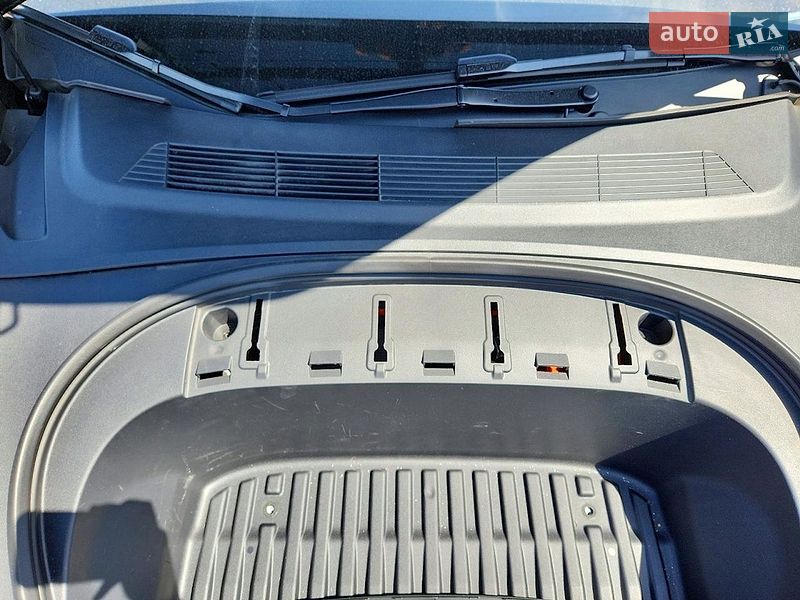 Седан Tesla Model 3 2024 в Львове