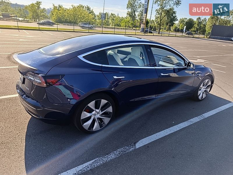 Седан Tesla Model 3 2020 в Киеве