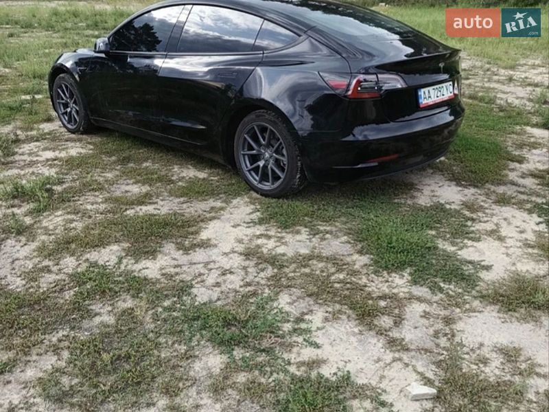 Седан Tesla Model 3 2021 в Киеве