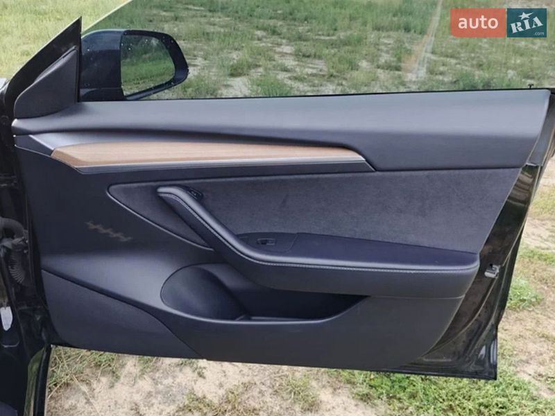 Седан Tesla Model 3 2021 в Киеве