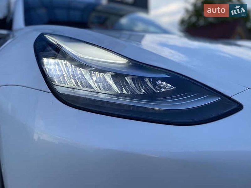 Седан Tesla Model 3 2020 в Житомирі