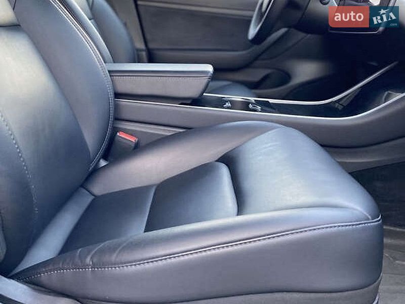 Седан Tesla Model 3 2020 в Житомирі