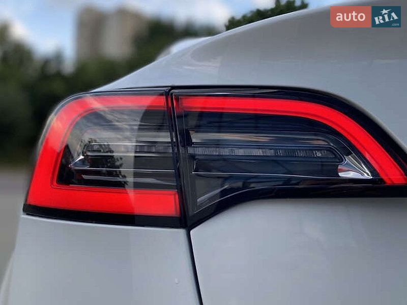 Седан Tesla Model 3 2020 в Житомирі