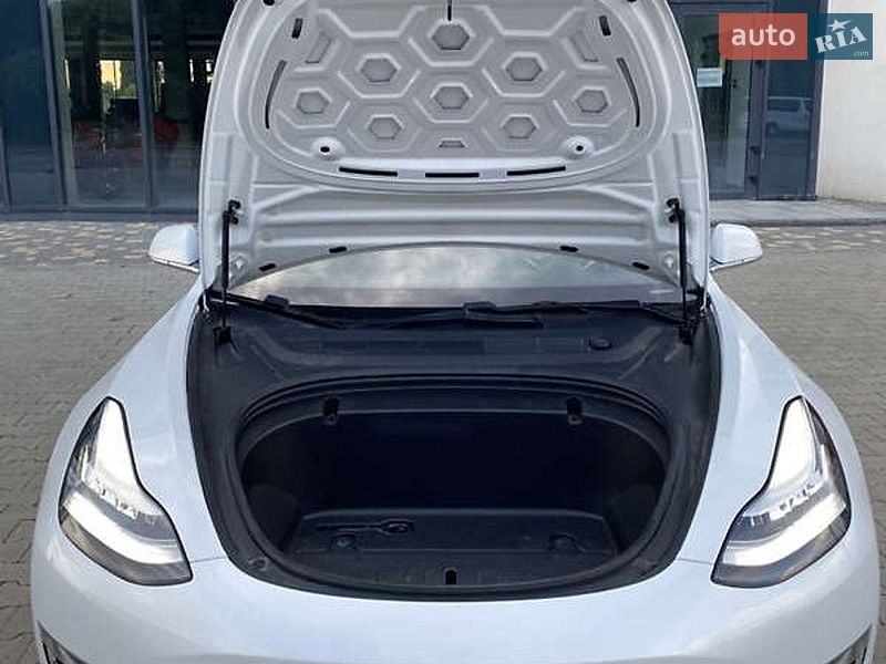 Седан Tesla Model 3 2020 в Житомирі