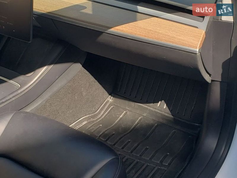 Седан Tesla Model 3 2022 в Збараже
