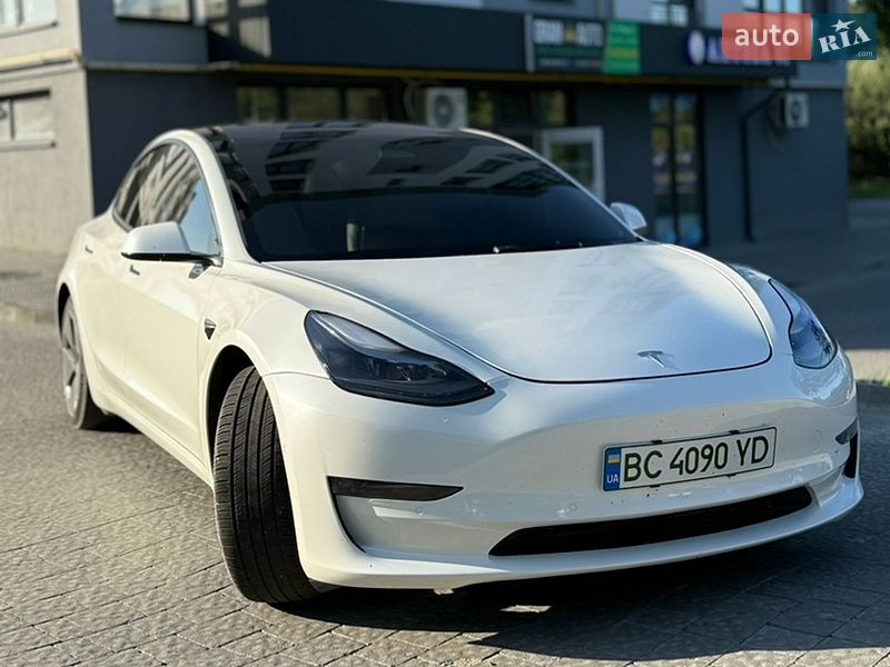 Седан Tesla Model 3 2022 в Новояворівську