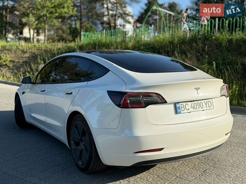 Седан Tesla Model 3 2022 в Новояворівську