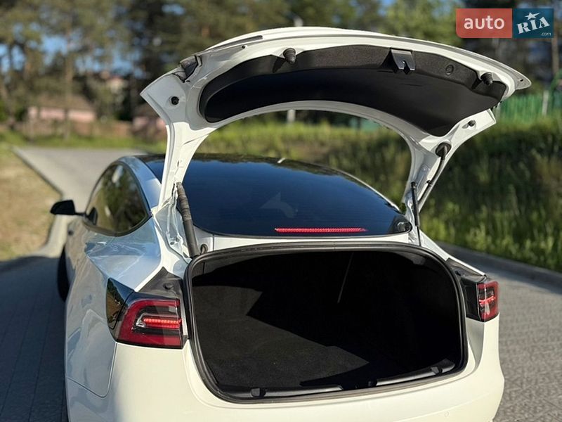 Седан Tesla Model 3 2022 в Новояворівську