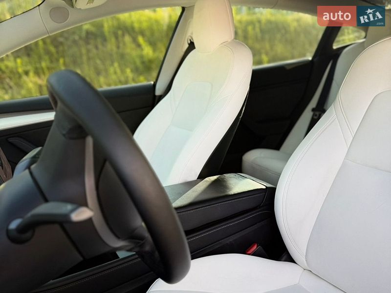 Седан Tesla Model 3 2022 в Новояворівську