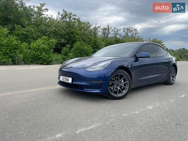 Седан Tesla Model 3 2021 в Киеве