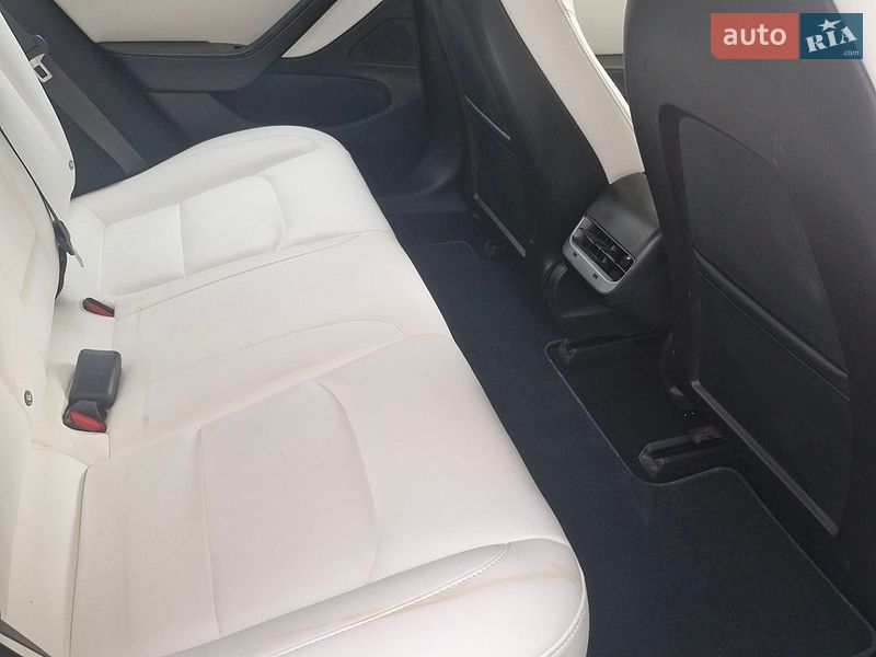 Седан Tesla Model 3 2018 в Львові