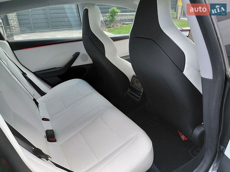 Седан Tesla Model 3 2024 в Києві