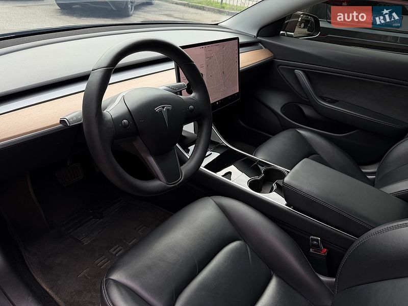 Седан Tesla Model 3 2019 в Полтаві