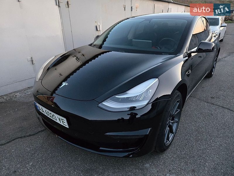 Седан Tesla Model 3 2020 в Коростене