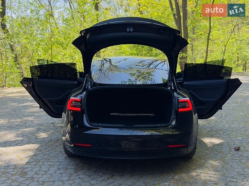 Седан Tesla Model 3 2022 в Києві