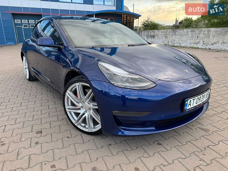 Седан Tesla Model 3 2023 в Ивано-Франковске