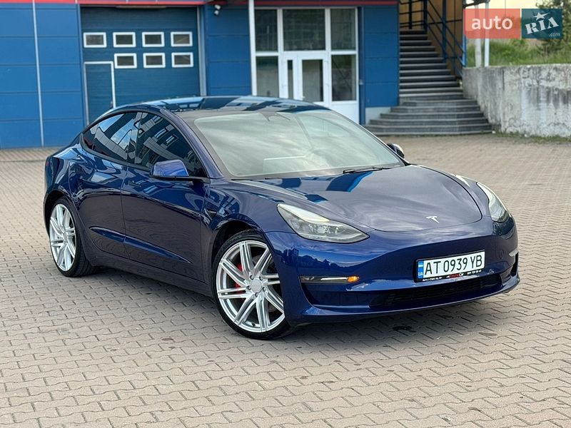 Седан Tesla Model 3 2023 в Ивано-Франковске